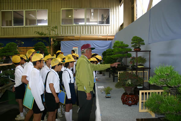 A scene from this year's Kinashi Bonsai and Garden Plants Festival which was observed by some schoolchildren.