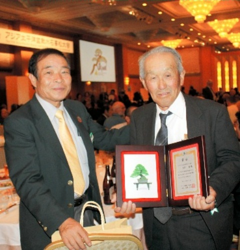 Yano and Hiramatsu are delighted about the award in ASPAC Takamatsu on November 21, 2011.