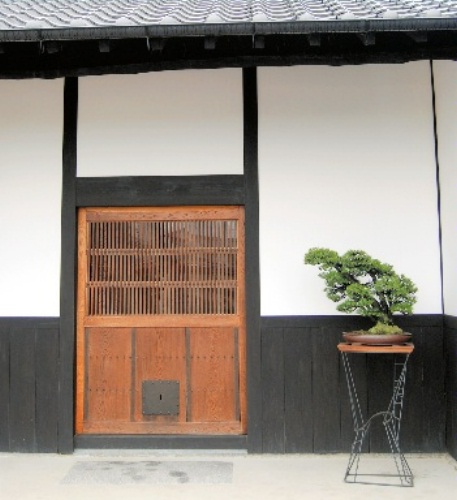 A Kuromatsu welcoming visitors at the entrance