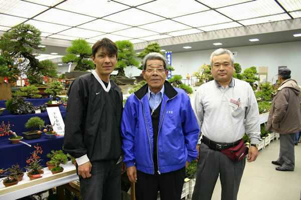 神高恵二さんと平松国昭さん、浩二さん父子（右から）＝京都市勧業館