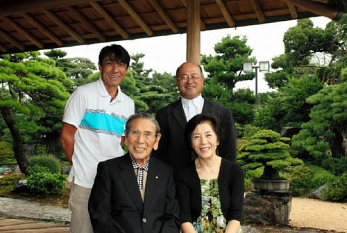 岩崎夫妻（前列）と平松さん、山地さん（後列左から）