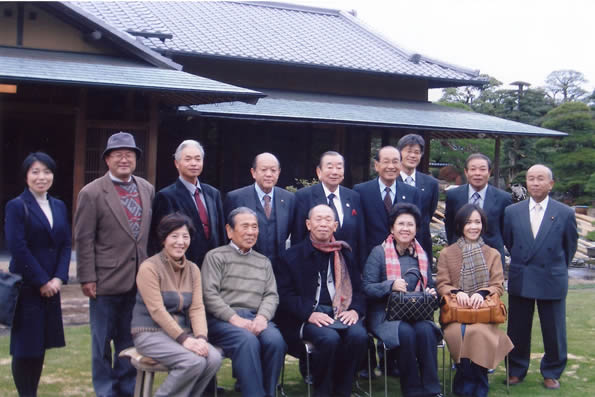 準備委員会のメンバーと新居浜市内の盆栽園を視察したパイマン氏（前列中央）